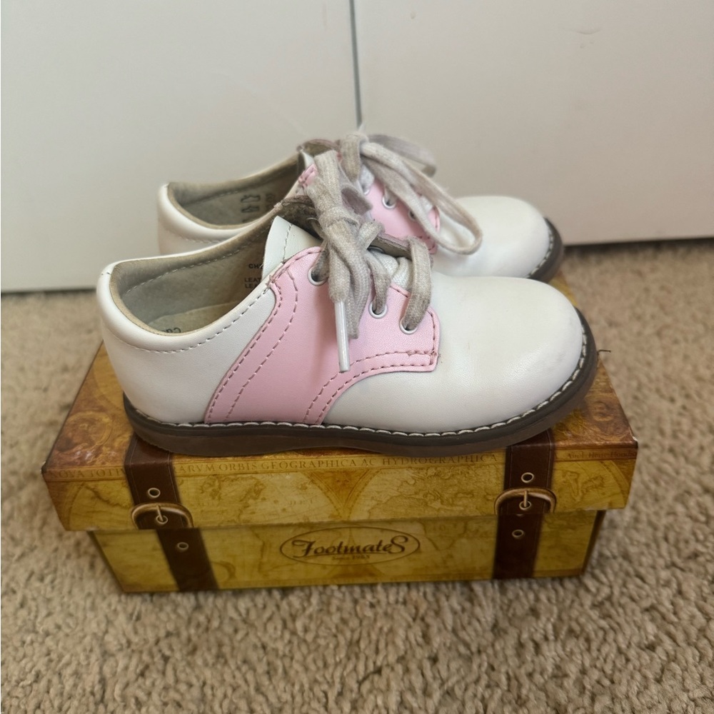 FootMate’s toddler Cheer Saddle Shoe pink and white